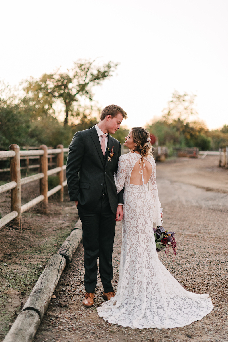 A California Barn Wedding That S Gorgeous At Every Turn Rustic Bride